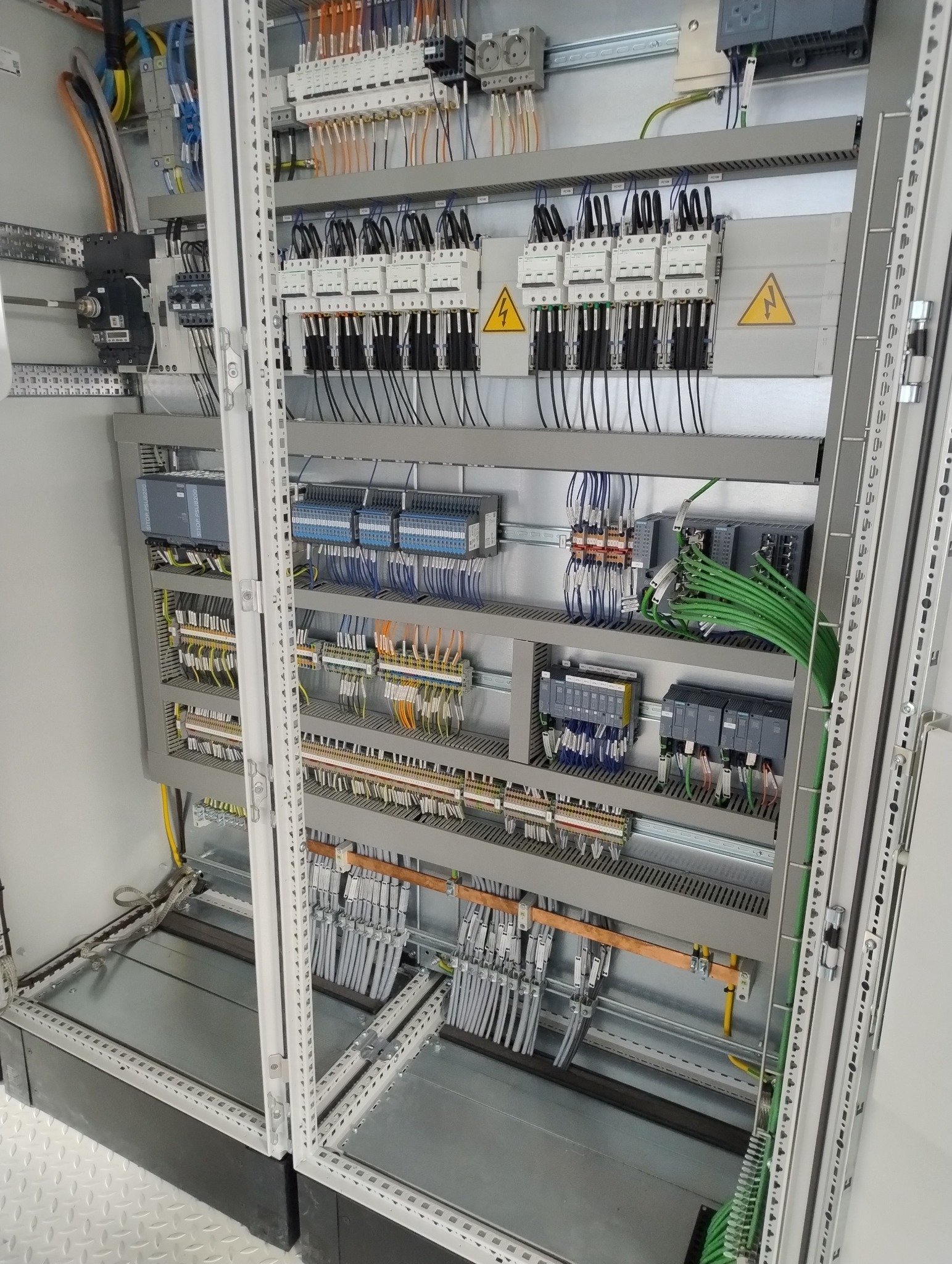 Wykonanie szafy sterowniczej systemów przemysłowych