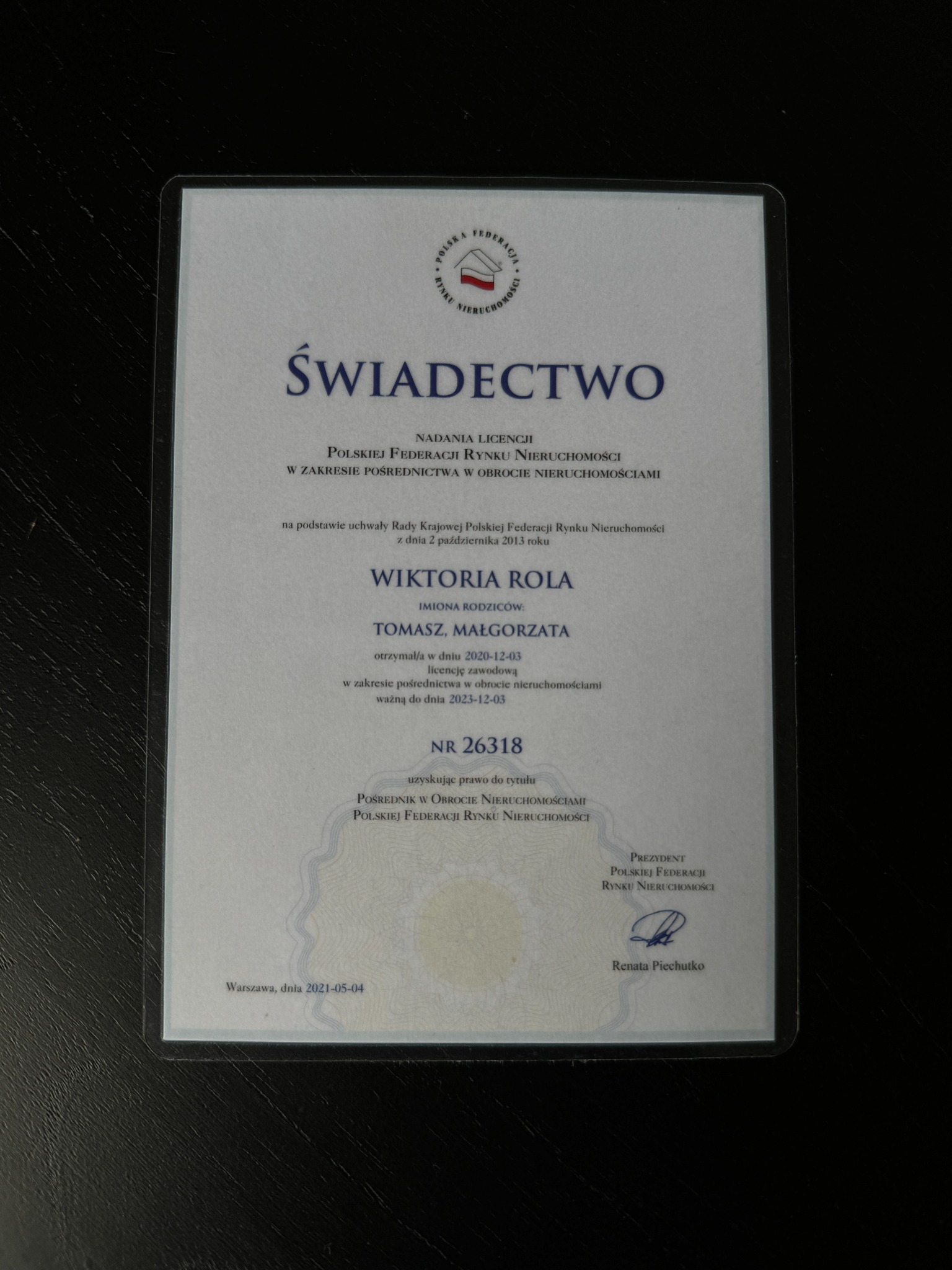 Skan Świadectwa Nadania Licencji Polskiej Federacji Rynku Nieruchomości dla Wiktorii Rola, wydanego w Warszawie 2021-05-04, z podpisem Renaty Piechutko.