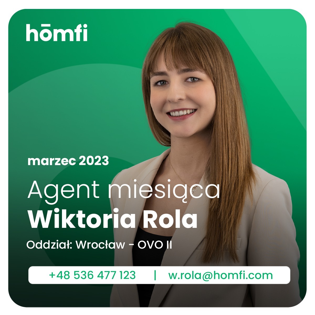 Portret uśmiechniętej agentki nieruchomości, Wiktorii Rola, ogłoszonej agentem miesiąca w marcu 2023, z danymi kontaktowymi i logo firmy na zielonym tle.