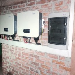 NESURO POLAND SPÓŁKA Z OGRANICZONĄ ODPOWIEDZIALNOŚCIĄ - Inwertery i rozdzielnia z bezpiecznikami.