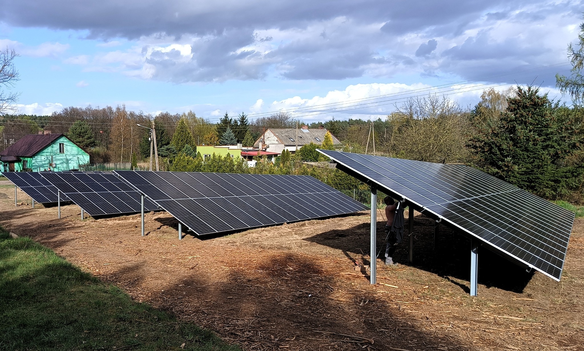 Stoły z panelami fotowoltaicznymi na gruncie.