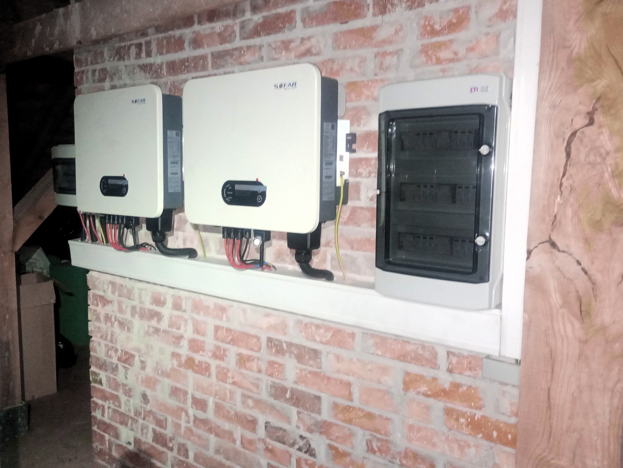 Inwertery i rozdzielnia z bezpiecznikami.