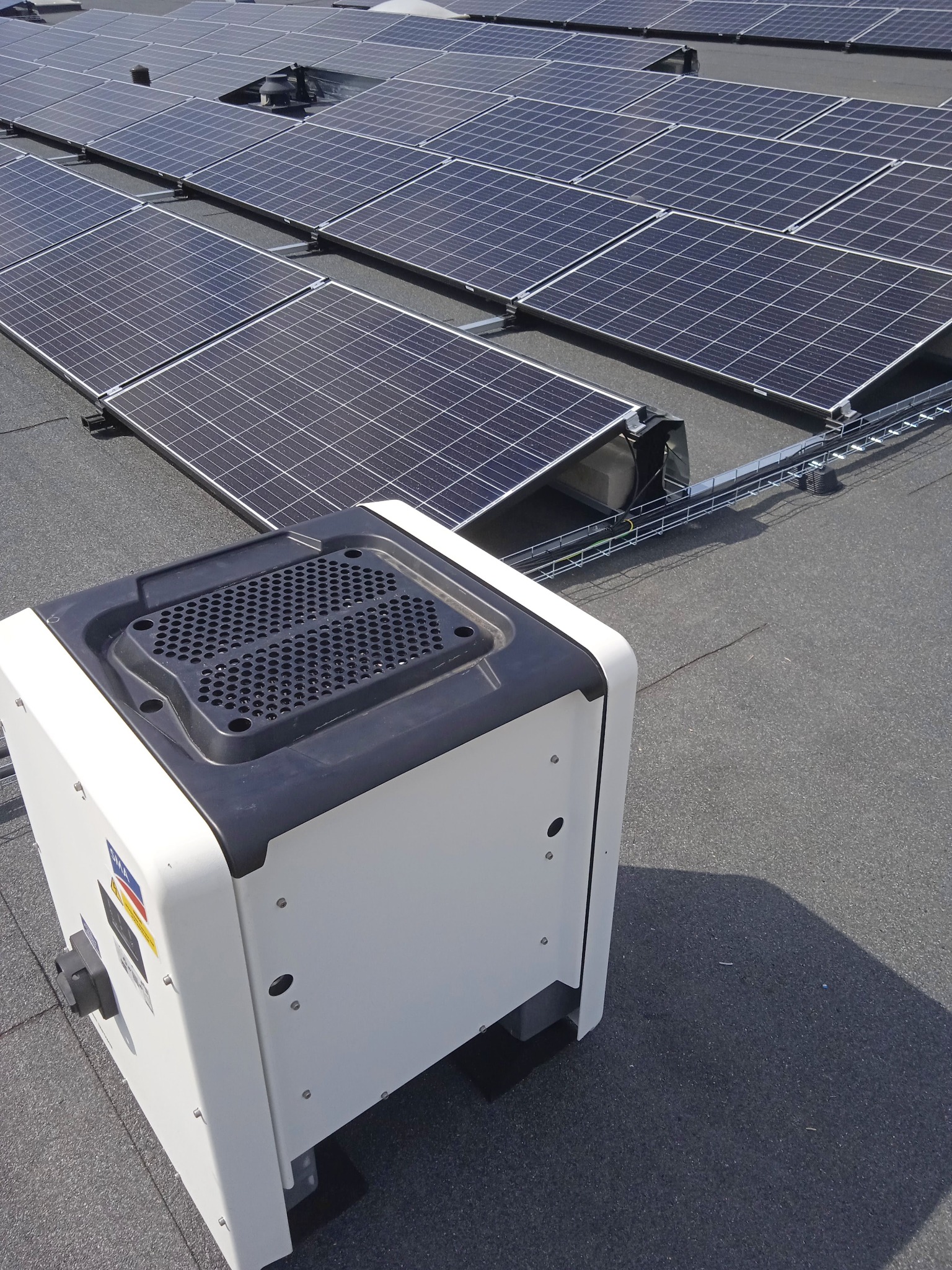 Falownik trójfazowy na dachu.