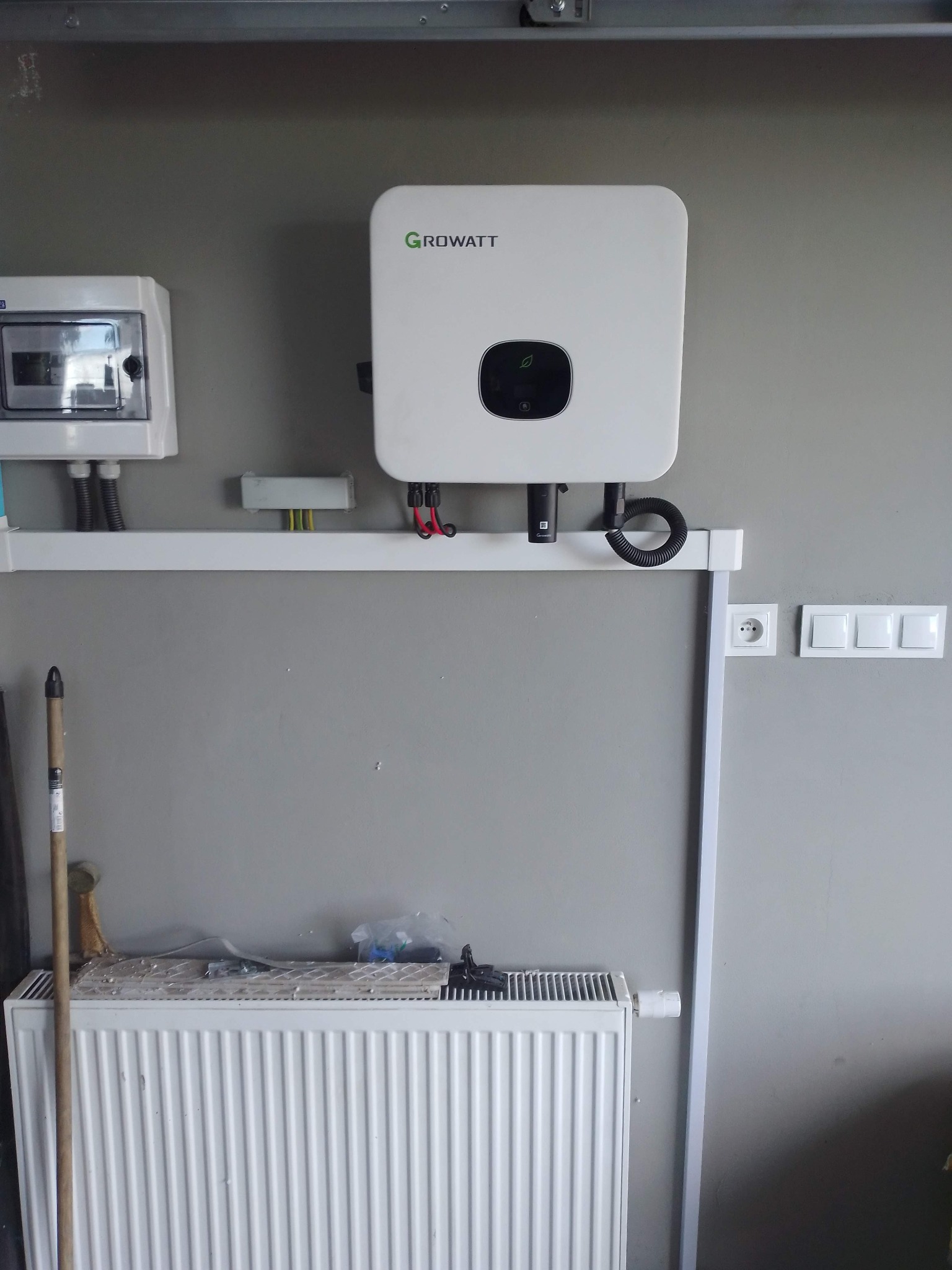 Inwerter i rozdzielnia z bezpiecznikami w garażu.