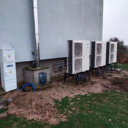 Andrzej Nowacki - Kaskada pomp ciepła zasilająca budynek wielorodzinny w miejscowości Bobra Wielka.