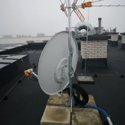 Montaż anteny SAT 120 cm na wielorodzinnym budynku mieszkalnym przy ul. Kraszewskiego