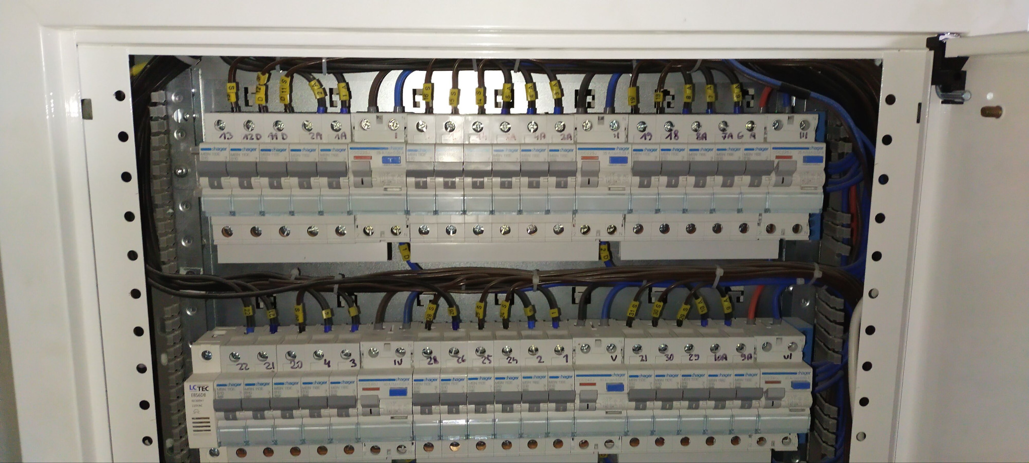 Fragment zawartości rozdzielni elektrycznej firmy Zenex. Osprzęt firmy Hager.