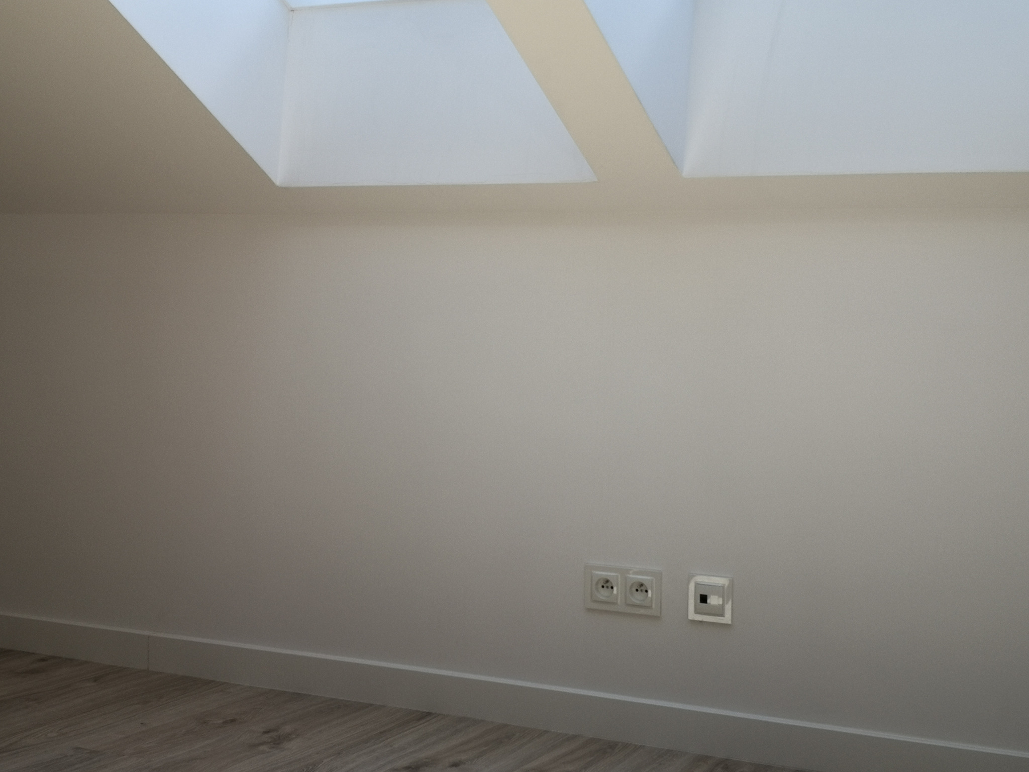 Przykładowe gniazda elektryczne Simon 10 w ramce podwójnej i obok moduł keystone RJ45 w ramce pojedyńczej.