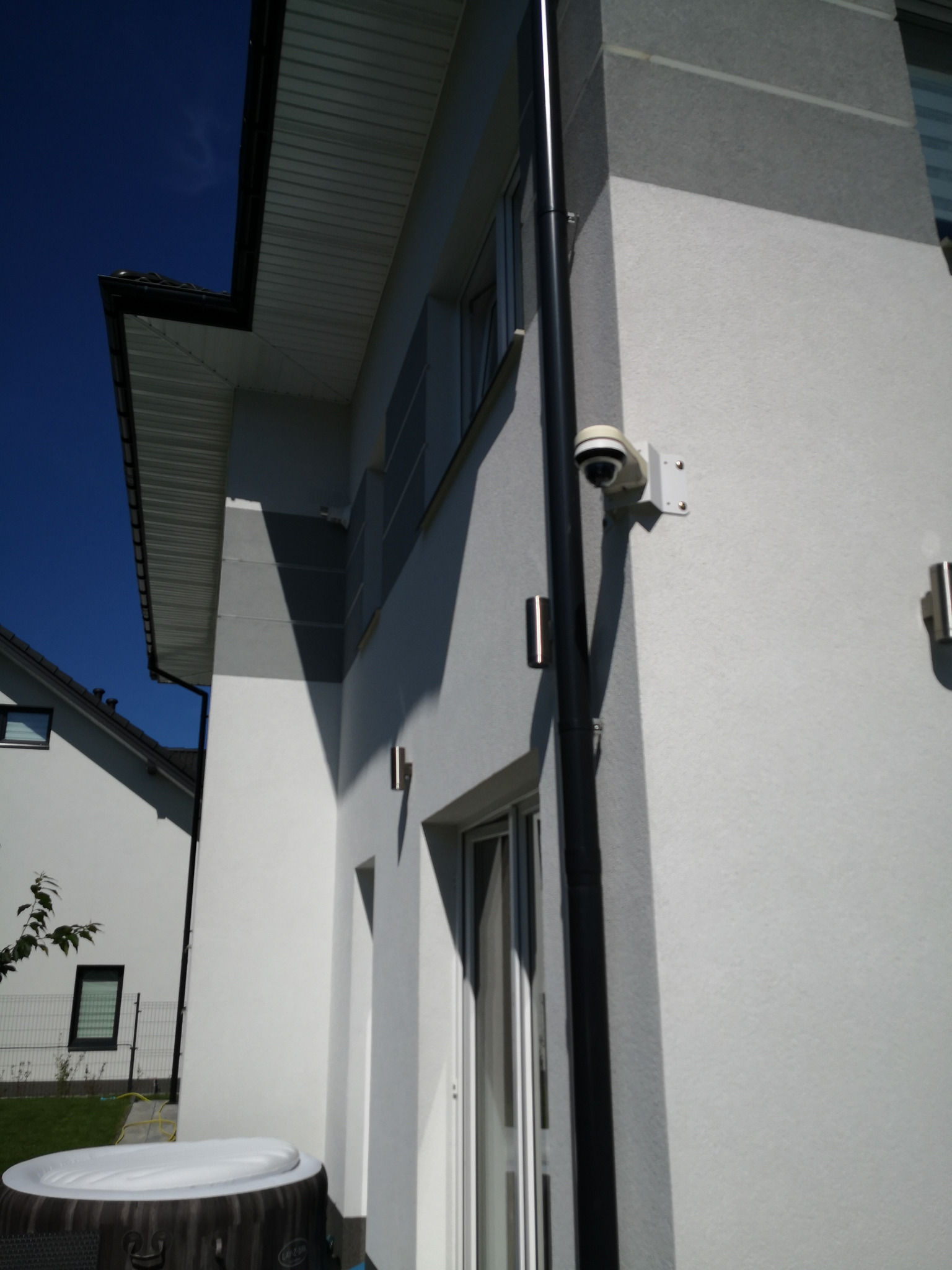 Montaż kamery obrotowej IP Hikvision na uchwycie narożnym.