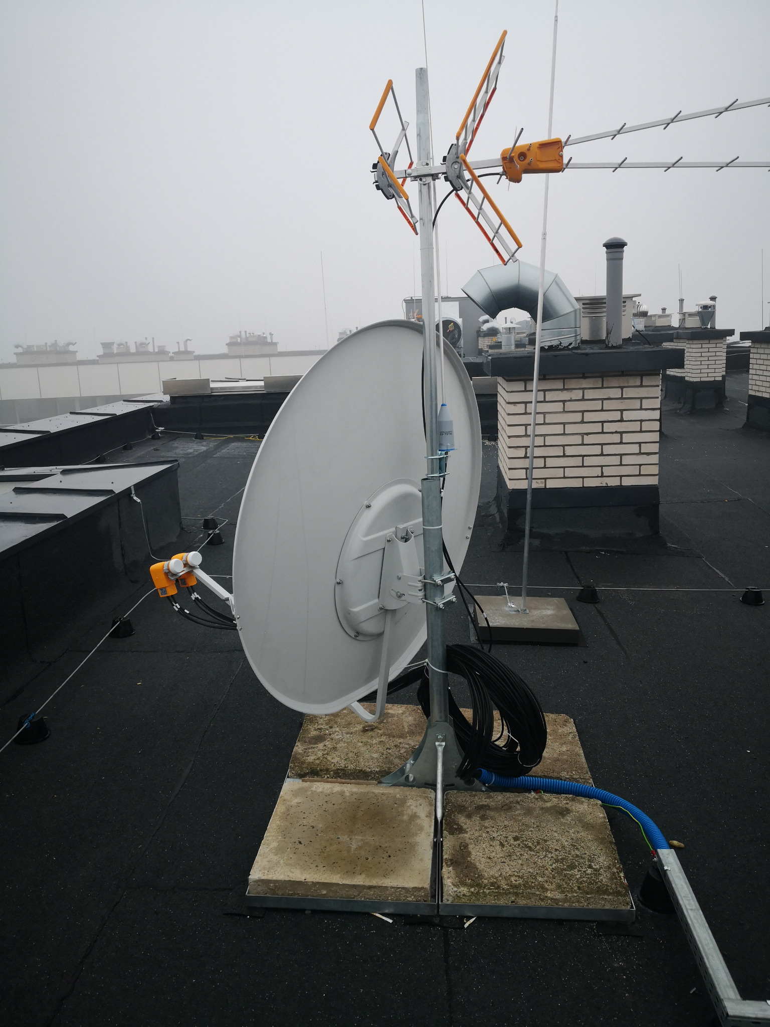 Montaż anteny SAT 120 cm na wielorodzinnym budynku mieszkalnym przy ul. Kraszewskiego