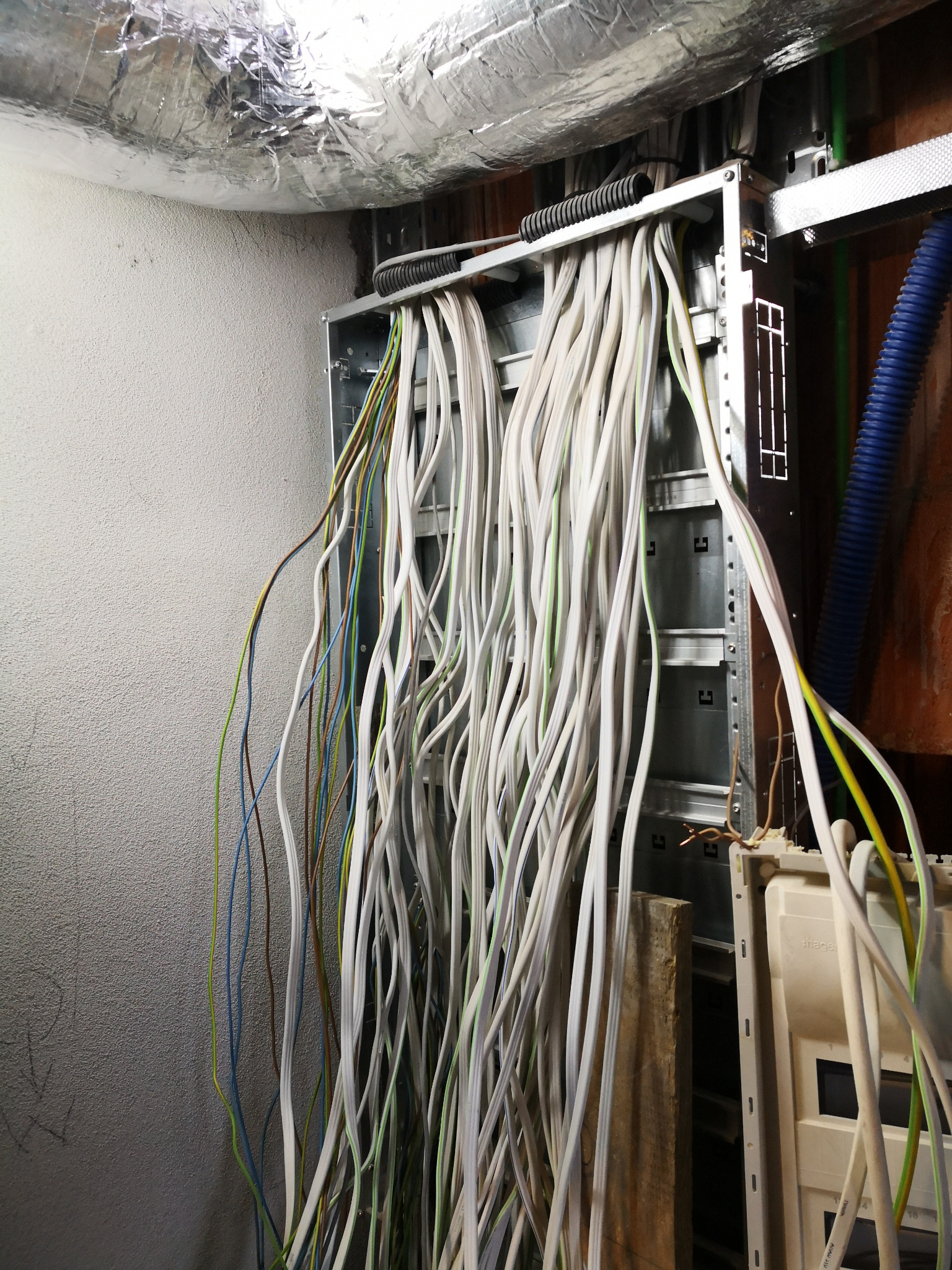 Będzie się działo. Metalowa modułowa Rozdzielnia elektryczna Zenex 7x24 gotowa do obszycia.