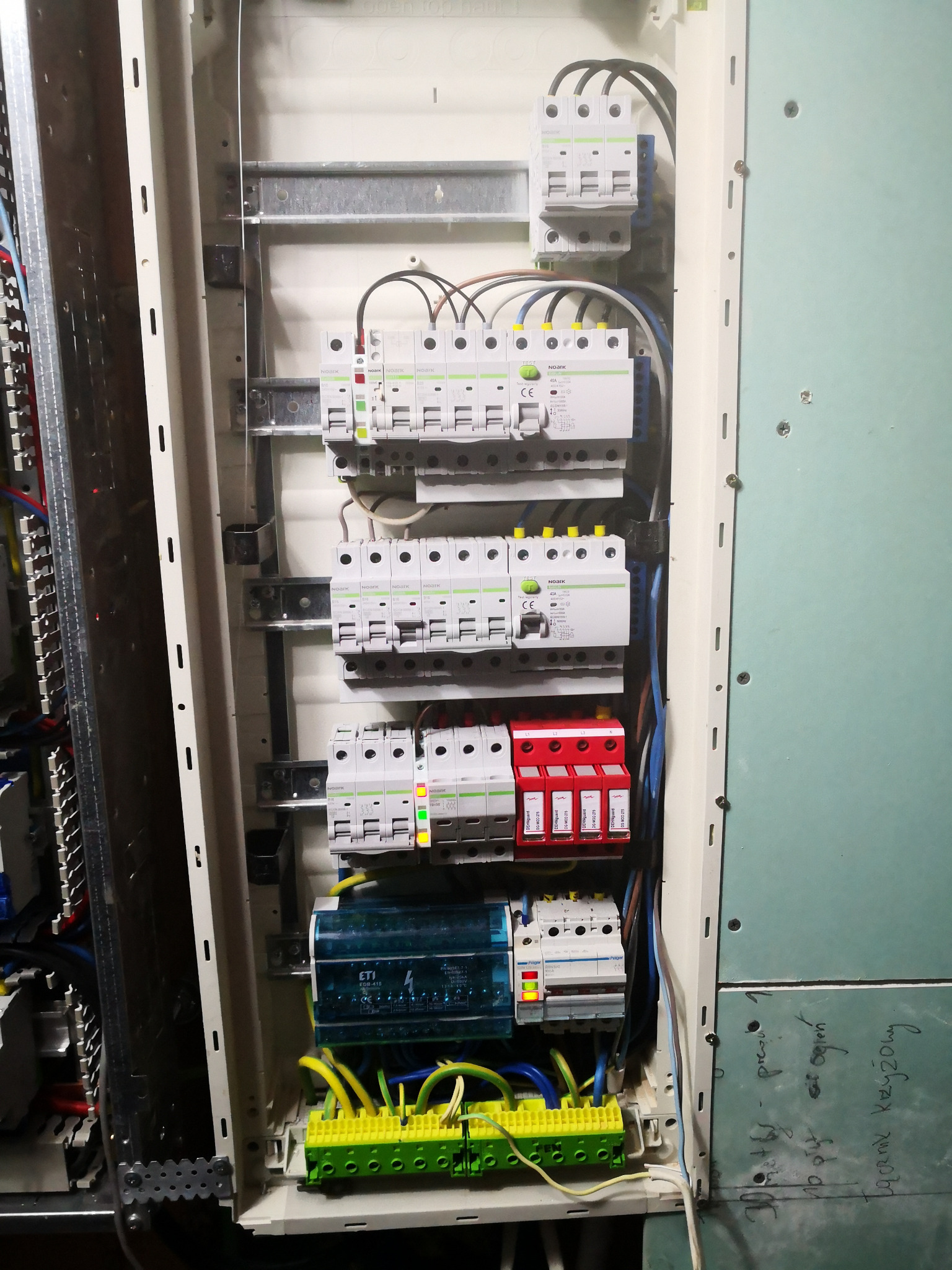 A to istniejąca rozdzielnia dystrybucyjna którą trzeba było całkowicie przerobić aby wszystko się zmieściło.