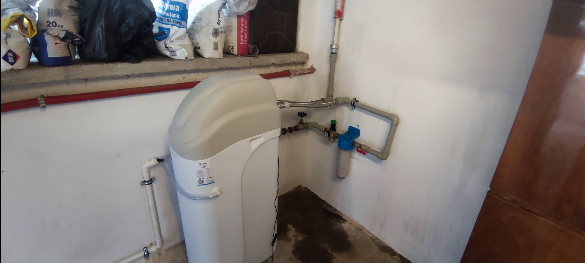 Stacja zmiękczająca wodę w budynku jednorodzinnym