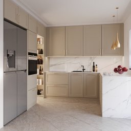 Si Studio - Wizualizacja kuchni w odcieniach beżu z marmurowym blatem, oświetleniem punktowym LED pod szafkami i złotymi lampami wiszącymi, uzupełniona o detale jak owoce w misie i przyprawy na blacie.