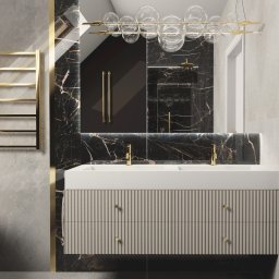 Natalia Wystup - Nowoczesna łazienka z czarnym marmurem, podwójną umywalką z ryflowanym frontem, złotą armaturą i grzejnikiem drabinkowym, oświetlona dekoracyjną lampą sufitową z szklanych kul.