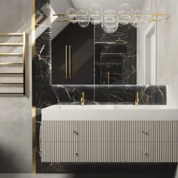 Nowoczesna łazienka z czarnym marmurem, podwójną umywalką z ryflowanym frontem, złotą armaturą i grzejnikiem drabinkowym, oświetlona dekoracyjną lampą sufitową z szklanych kul.