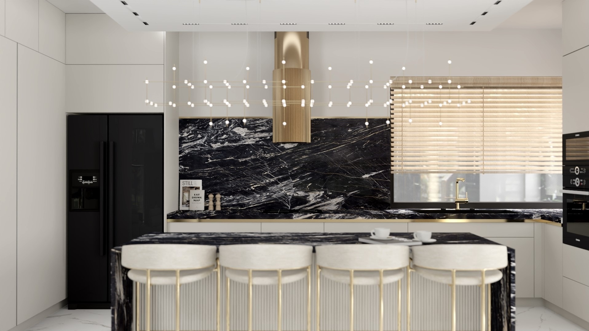 Nowoczesna kuchnia z czarnym marmurem na ścianie, złotymi akcentami na wyspie i okapie, oraz minimalistycznym oświetleniem punktowym i wiszącą lampą z kulistych światełek.