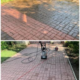 Gardenkeepers - Czyszczenie kostki brukowej myjką ciśnieniową, widoczna różnica między umytą a zabrudzoną powierzchnią, szara myjka ciśnieniowa i zwinięty czerwony przedłużacz na kostce.