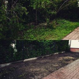 Gardenkeepers - Porównanie stanu ogrodu przed i po: zaniedbana zieleń kontra przygotowany teren pod nasadzenia, widoczna kostka brukowa i fragment ogrodzenia.