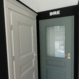 ✨ Drzwi klasyczne – elegancja i ponadczasowy styl w Twoim wnętrzu! ✨
Wybierz drzwi, które łączą w sobie tradycję z nowoczesnością. Klasyczne drzwi to synonim solidności, wyrafinowanego designu i wyjątkowej trwałości.