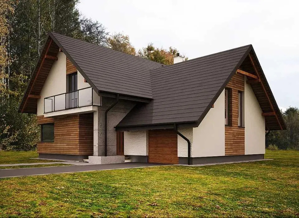 Nowoczesny dom jednorodzinny z jasną elewacją, drewnianymi panelami i ciemnym dachem. Widoczny balkon z szklaną balustradą i zadbany trawnik.