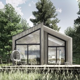 Architekt Karolina Radoń - Wizualizacja nowoczesnego domu z drewnianą elewacją i dużymi przeszkleniami, otoczonego lasem, z wiszącym fotelem na tarasie.