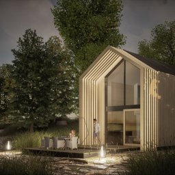 Architekt Karolina Radoń - Wizualizacja nowoczesnego domu z drewnianą elewacją i dużymi przeszkleniami, usytuowanego w otoczeniu natury z widocznym miejscem do wypoczynku na zewnątrz i ogniskiem w oddali.