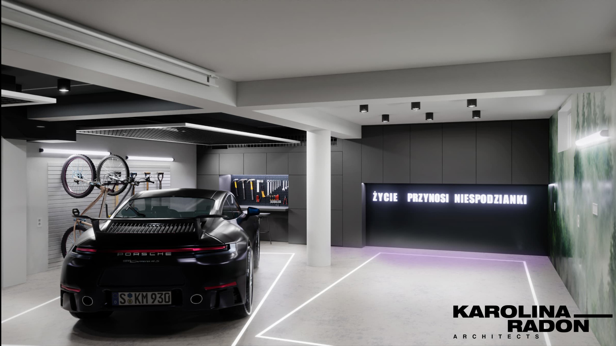 Nowoczesny garaż z czarnym Porsche 911 Carrera 4S, rowerami na ścianie, szafkami narzędziowymi i neonowym napisem 'Życie przynosi niespodzianki', oświetlony ledowymi liniami na podłodze,...