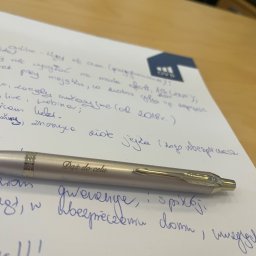 Alicja Małecka- Obiektywne doradztwo - Notatki odręczne na temat usług, z długopisem Parker z napisem 'Dąż do celu' leżącym na wierzchu, obok logo firmy OVB.