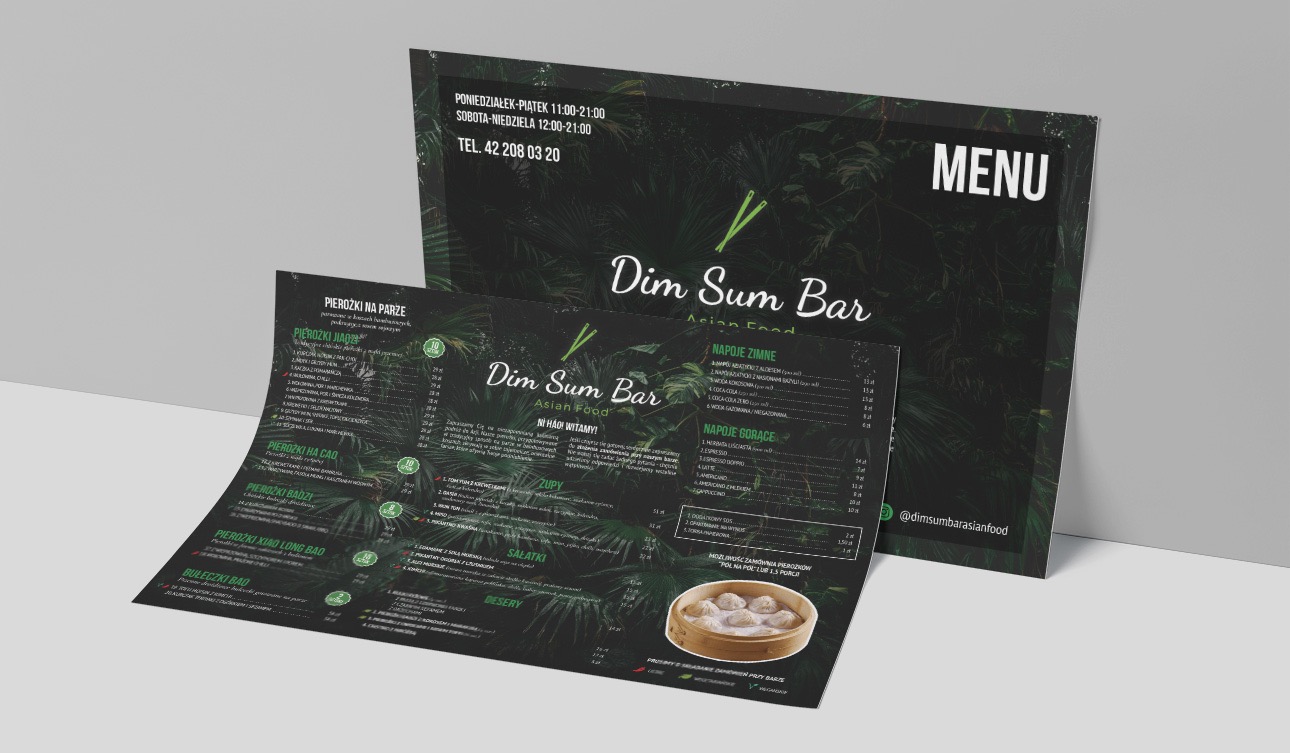 Dwa menu restauracji Dim Sum Bar z motywem roślinnym, jedno rozłożone, drugie w tle pionowo, prezentujące godziny otwarcia, numer telefonu i ofertę dań.