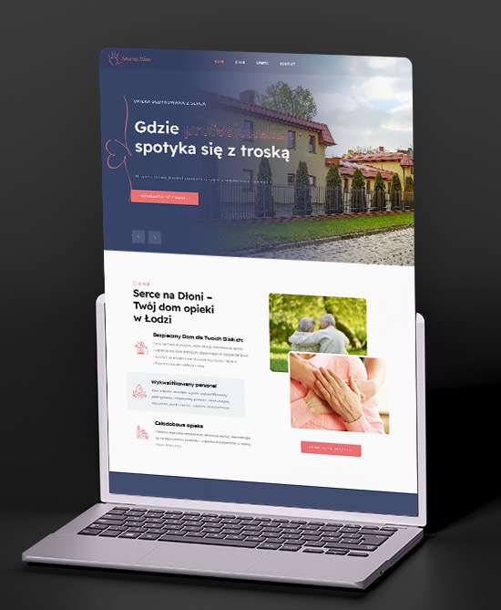 Laptop wyświetlający stronę internetową domu opieki 'Serce na Dłoni' z motywem budynku na stronie głównej i hasłem 'Gdzie profesjonalizm spotyka się z troską'.