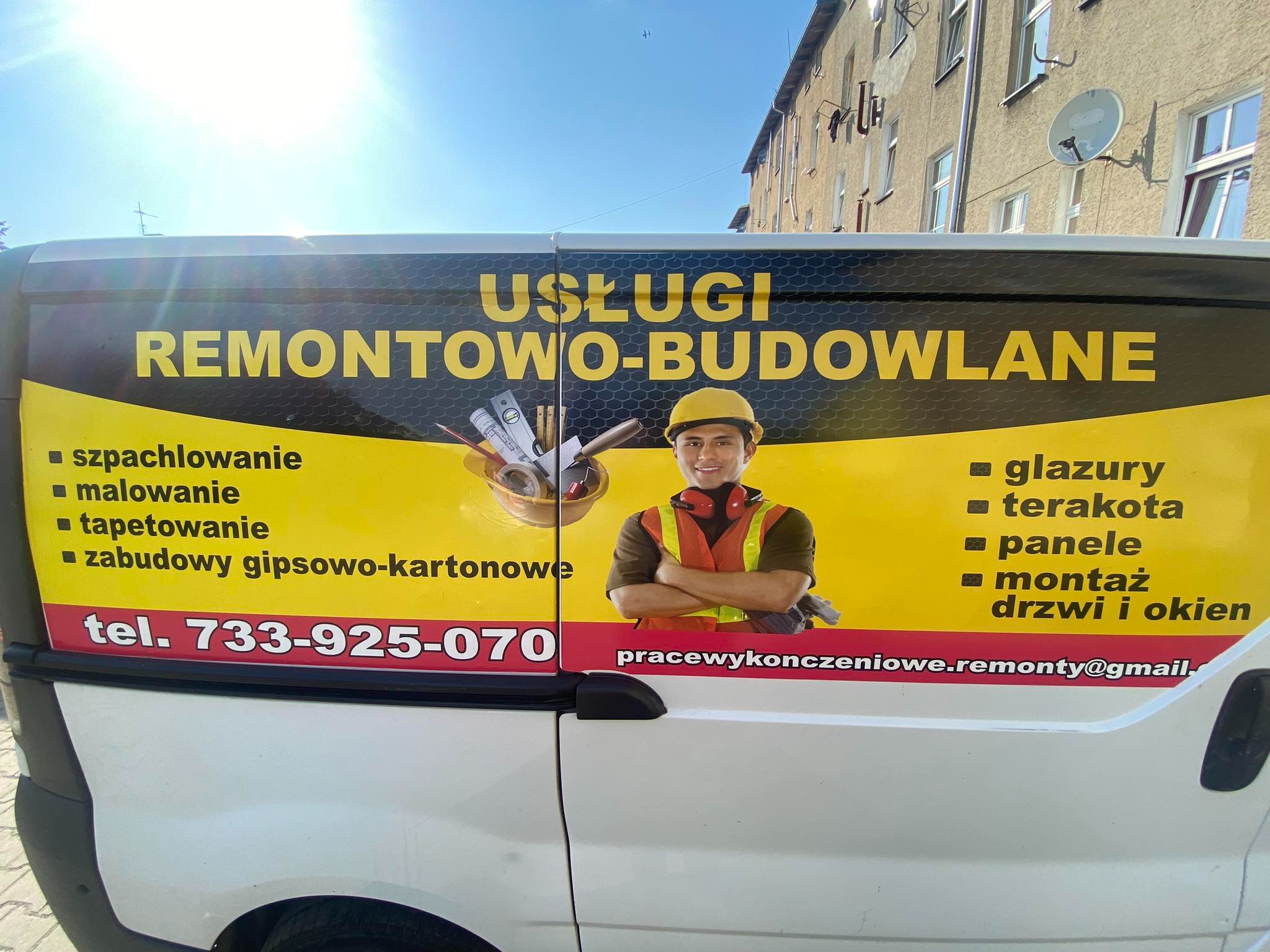 Reklama usług remontowo-budowlanych na samochodzie dostawczym z numerem telefonu i adresem e-mail, zawierająca listę prac: szpachlowanie, malowanie, tapetowanie, zabudowy gipsowo-kartonowe, glazury...