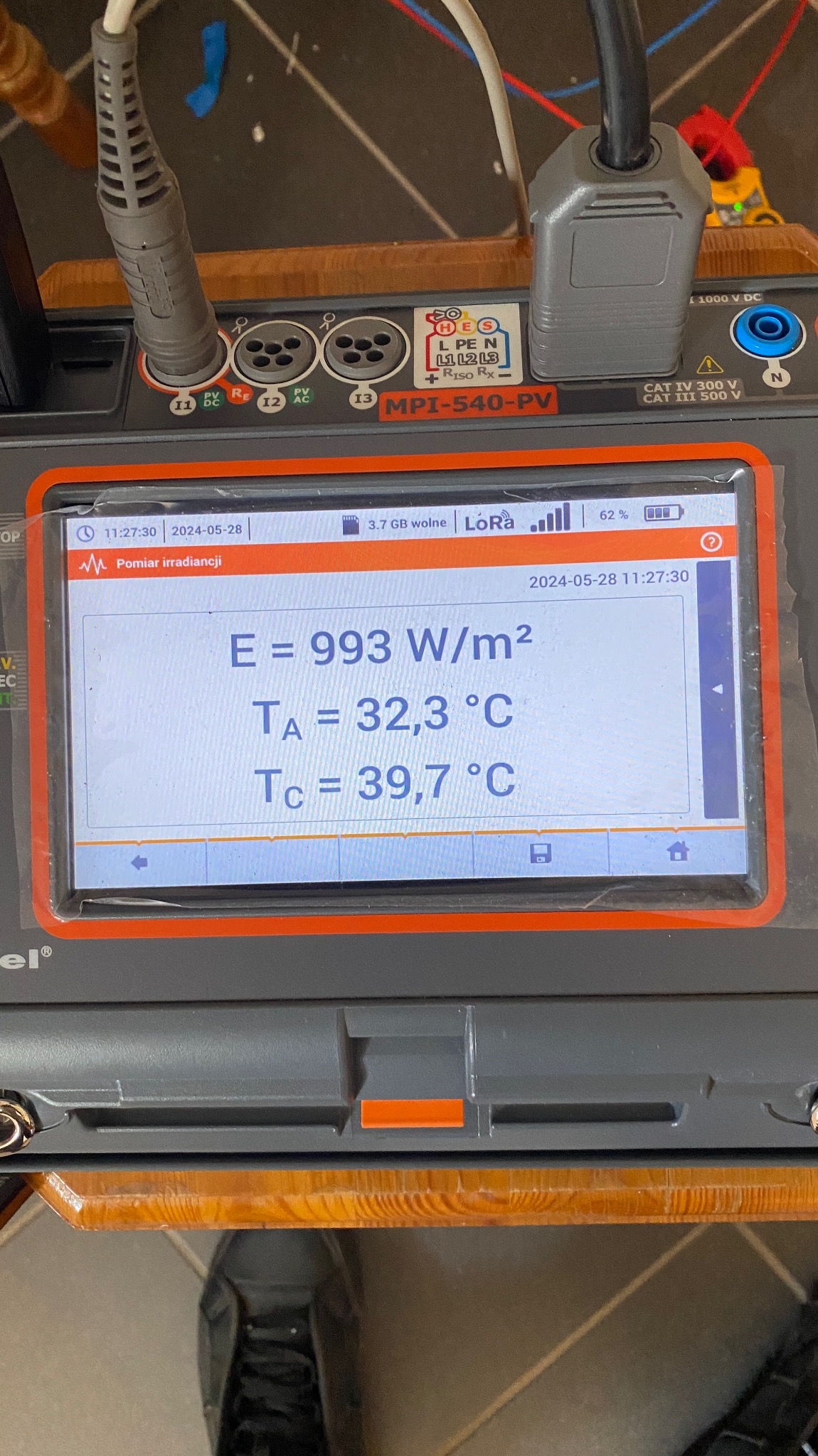 Miernik MPI-540-PV wyświetlający pomiar irradiancji (993 W/m2) oraz temperaturę otoczenia (32,3°C) i ogniwa (39,7°C) podczas testów instalacji fotowoltaicznej.