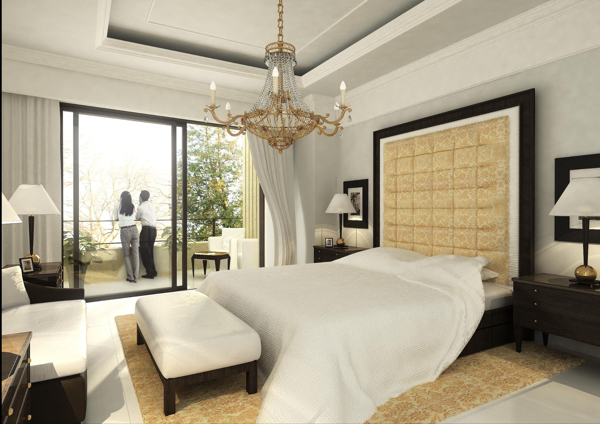 Elegancka sypialnia z dużym łóżkiem, pikowanym zagłówkiem, kryształowym żyrandolem i wyjściem na balkon, gdzie stoi para podziwiająca widok.
