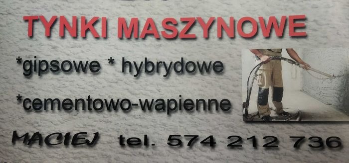 Wizytówka firmy oferującej tynki maszynowe: gipsowe, hybrydowe i cementowo-wapienne, z numerem telefonu i zdjęciem pracownika podczas aplikacji tynku na ścianę.