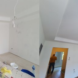 KARO-BUD Sławomir Kadleczek - Dwa ujęcia wnętrza w trakcie malowania: po lewej drabina malarska z akcesoriami, surowa podłoga, pomalowane ściany z listwami przysufitowymi; po prawej pomalowane ściany z drewnianym oknem...