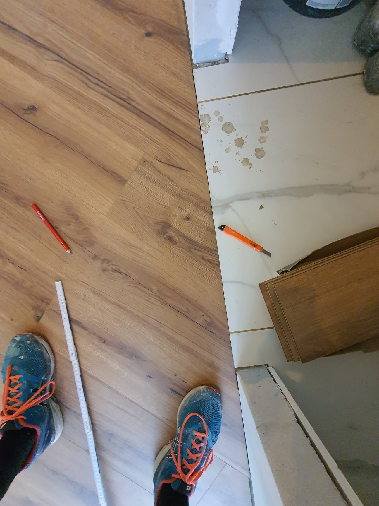 panele w karo, sztukateria ścienna, panele na równo z kaflami