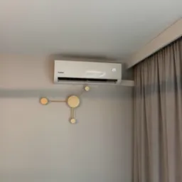Biały klimatyzator Kaisai z wyświetlaną temperaturą 23 stopnie, zamontowany na szarej ścianie obok dekoracji ściennej w stylu molekularnym i zasłon w odcieniach beżu.
