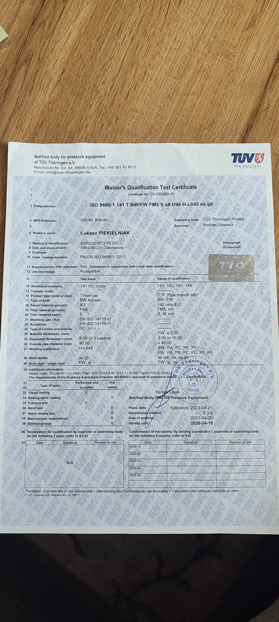 Skan certyfikatu kwalifikacji spawacza wydanego przez TÜV Thüringen Polska, zawierającego dane osobowe, zakres kwalifikacji, wyniki badań i daty ważności.