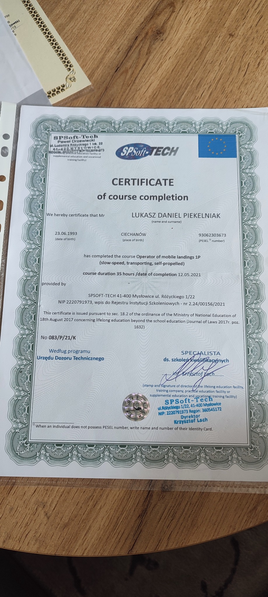 Certyfikat ukończenia kursu Operatora mobilnych lądowisk 1P (wolnobieżne, transportowe, samobieżne) wydany przez SPSoft-Tech dla Łukasza Daniela Piekielniaka, z pieczęcią Urzędu Dozoru Technicznego.