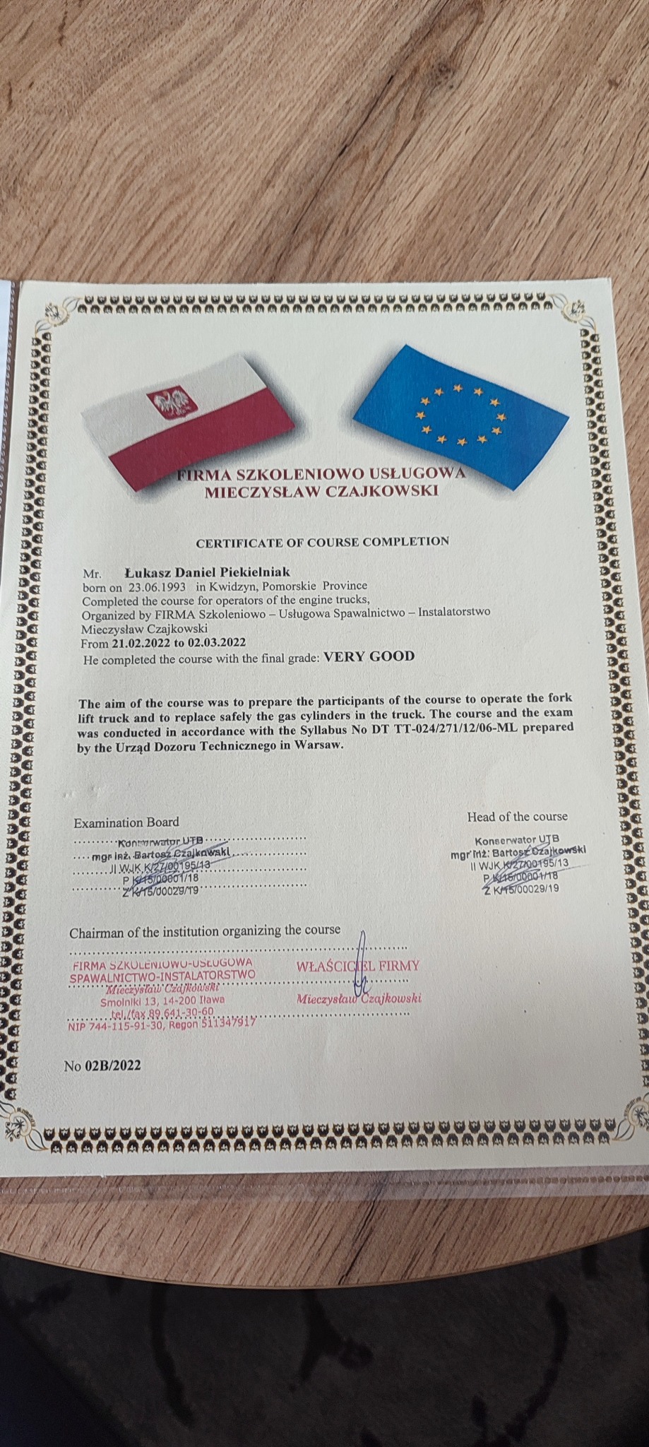 Skan certyfikatu ukończenia kursu spawalniczego z flagami Polski i Unii Europejskiej, wystawionego przez Firmę Szkoleniowo Usługową Mieczysław Czajkowski, potwierdzającego umiejętności obsługi...