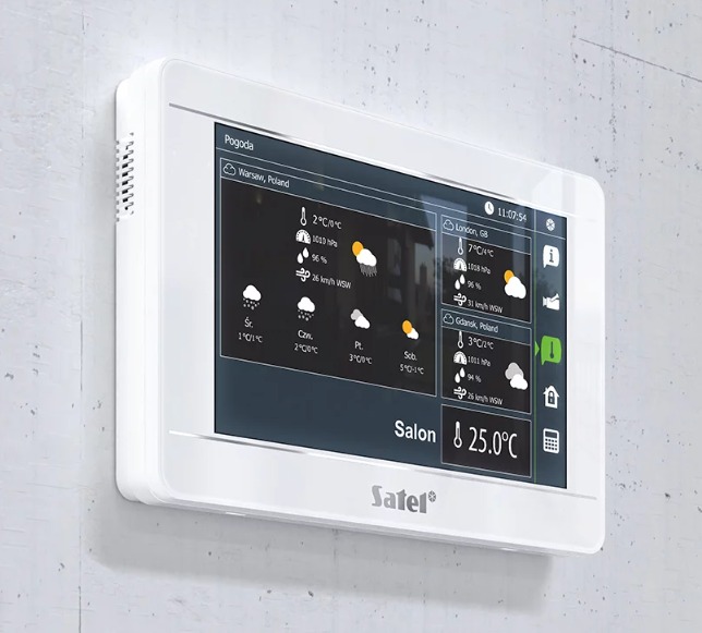 Biały panel dotykowy na ścianie, prezentujący prognozę pogody dla Warszawy, Londynu i Gdańska oraz temperaturę w salonie, z logo Satel w dolnej części.
