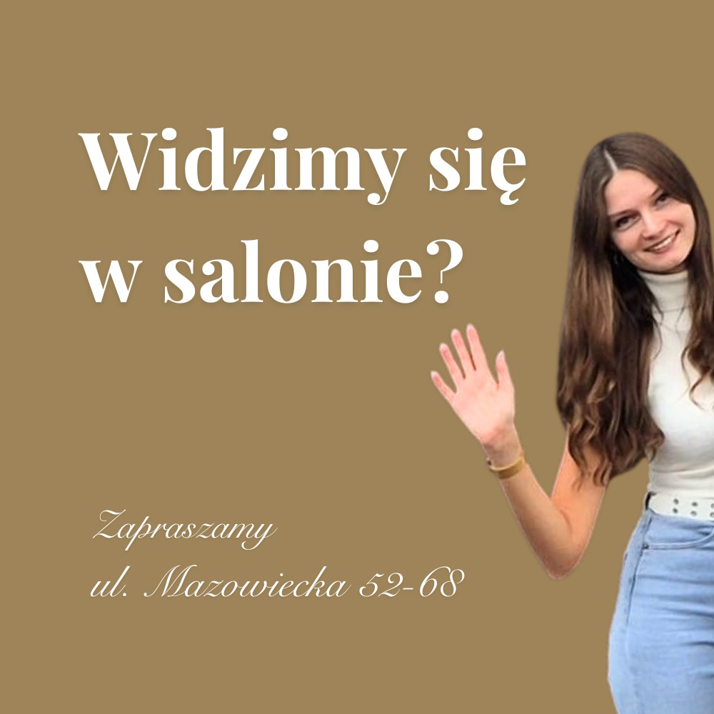Zaproszenie do salonu na brązowym tle z uśmiechniętą kobietą machającą ręką i adresem ul. Mazowiecka 52-68.