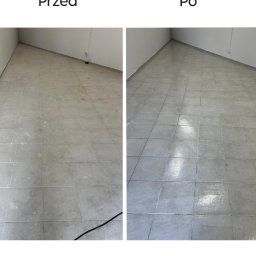 ANS Clean Craft Sprzątanie Profesjonalne i Ozonowanie - Zdjęcie 'przed i po' prezentujące efekt umytej podłogi z płytek w pomieszczeniu, z widoczną różnicą w czystości pomiędzy obiema częściami kadru.