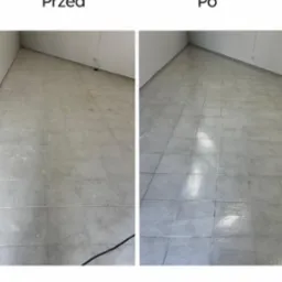 Zdjęcie 'przed i po' prezentujące efekt umytej podłogi z płytek w pomieszczeniu, z widoczną różnicą w czystości pomiędzy obiema częściami kadru.