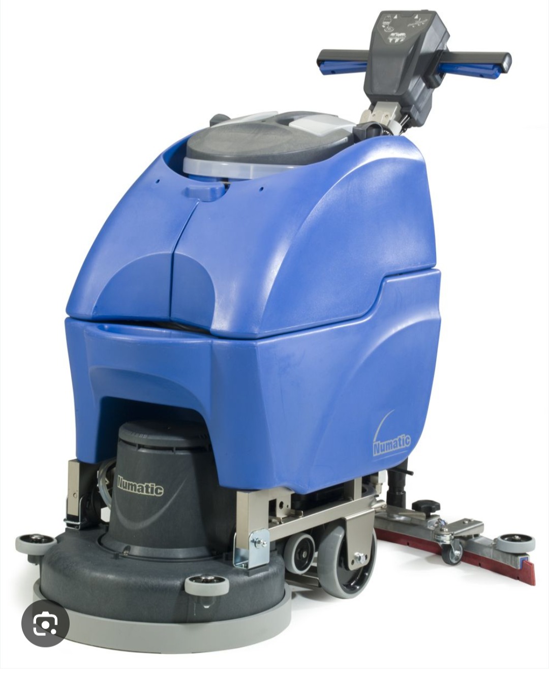 Profesjonalna, kompaktowa szorowarka do podłóg Numatic, z niebieską obudową i szarymi elementami, na białym tle. Widoczne szczotki i elementy czyszczące.