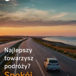 Samochód na drodze o zmierzchu z hasłem 'Najlepszy towarzysz podróży? Spokój'. Materiał marketingowy z logo firmy w rogu.