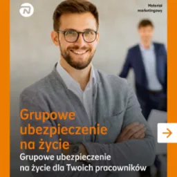 Uśmiechnięty mężczyzna w okularach na tle grafiki z tekstem 'Grupowe ubezpieczenie na życie dla Twoich pracowników'. Materiał marketingowy.