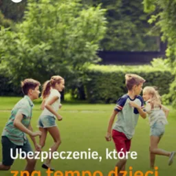 Czterech roześmianych dzieci biega po zielonej trawie w parku. Reklama ubezpieczenia z hasłem 'Ubezpieczenie, które zna tempo dzieci'.