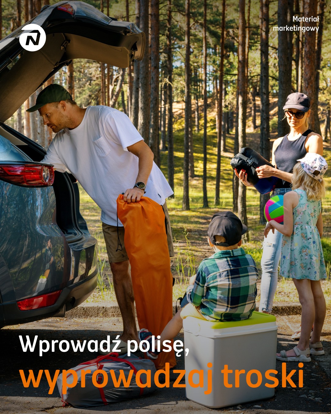 Rodzina pakuje auto przed wyjazdem na biwak w lesie. Widoczny bagażnik, namiot i torby. Ubezpieczenie podróżne na wakacje z rodziną w tle drzew.